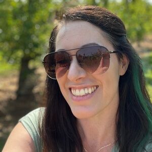 Meet your Posher, Hilary